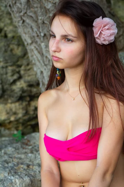 Mooie Sexy Meisje Roze Bikini Staan Poseren Rocky Beach — Stockfoto