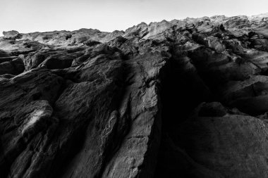 Çöldeki dağlar. Gün