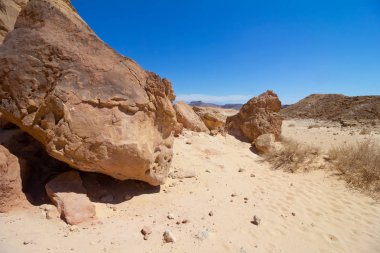 Çöldeki dağlar. Gün