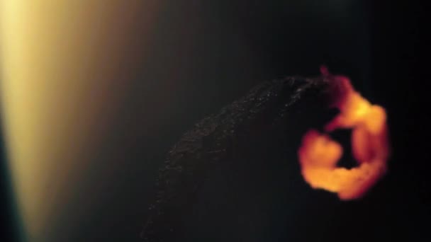 Einzelne Brennende Wachskerze Auf Schwarzem Hintergrund — Stockvideo