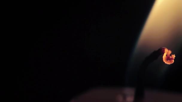 黑色背景上的单燃烧蜡蜡烛 — 图库视频影像