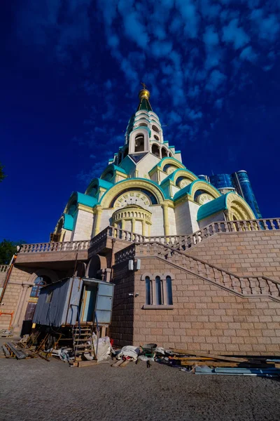 Kyrkan Utkanten Staden — Stockfoto