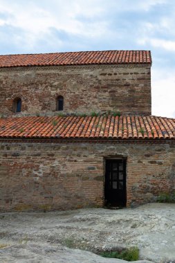 Kadim Taş Yapının Üzerindeki Ev