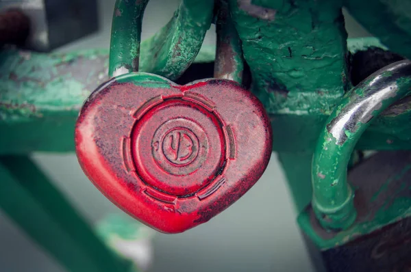 kırmızı bir kalp şeklinde asma kilit