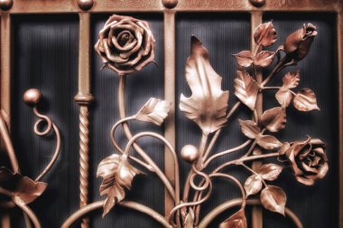 Metalik çiçek şeklinde çitin dekoratif elemanlar