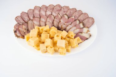 ev yapımı sucuk ve pastırma füme peynir bir plaka üzerinde