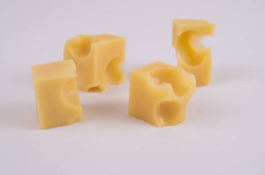 hafif bir arka plan üzerine doğranmış peynir