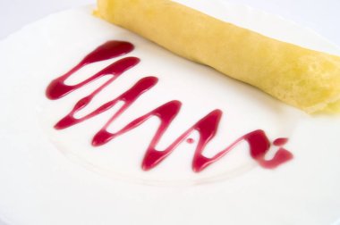 Krep tatlı dolmalık ve Ahududu reçeli beyaz tabakta ile