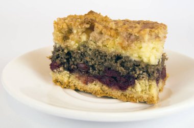 parça kiraz üzerinde beyaz bir daire ile ev yapımı kek