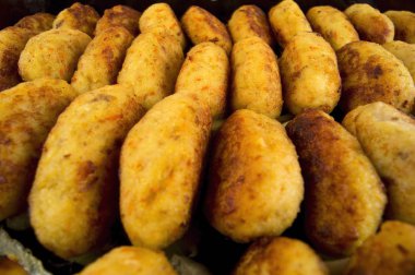 Ana sayfa balık pirzola büyük bir tepsi üzerinde