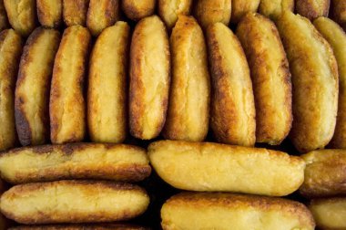 Annemin ev yapımı kızarmış patates köftesi bir tepsi