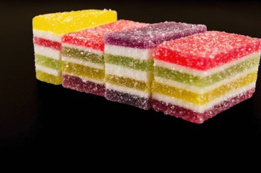 karanlık bir arka plan üzerinde renkli şeritler ile marmelat