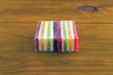 küpleri şeritler ahşap arka plan üzerinde renkli marmelat