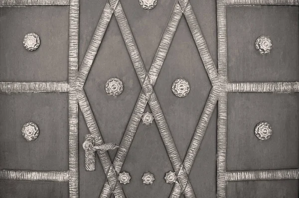 metal gates and doors with decorative processing of metal products