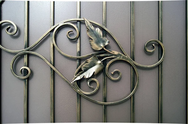 Dövme metal kapılar ve Dekorasyon ürünleri — Stok fotoğraf