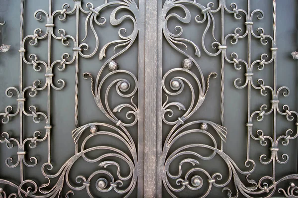 çok sayıda sahte öğeleri ile metal geçit