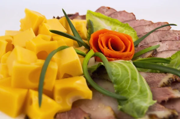 ev yapımı sucuk, sosis ve peynir, ortaya konulan hafif bir arka plan üzerinde beyaz bir tabak içinde