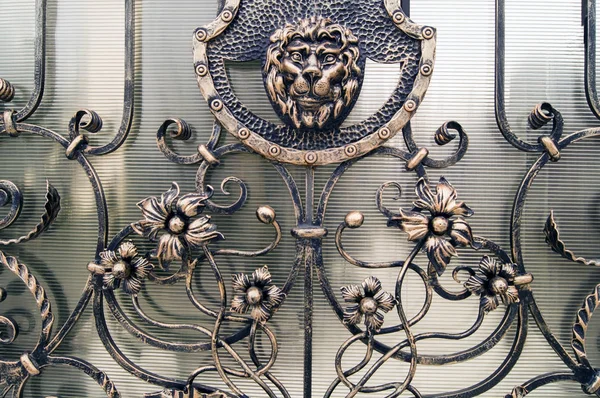 Güzel Dövme Demir Kapılar Bir Aslan Başkanı — Stok fotoğraf
