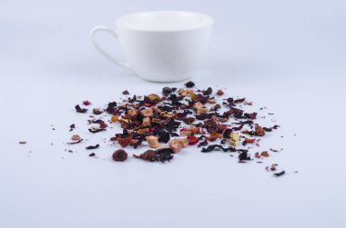 Meyve çay bir fincan hafif bir zemin üzerine