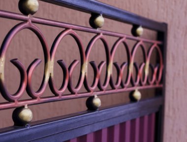 Çite süslü dövme çelik öğeleri