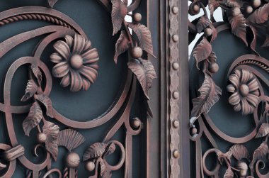 Dekoratif elementli metal kapılar. Sahte Ürünler