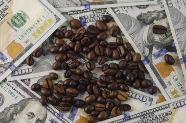 Kahve çekirdekleri Amerikan Doları arka plan üzerinde bir demet