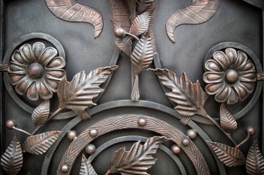 Dekorasyon dövme metal kapılar, unsurları ile çiçek ve yaprakları