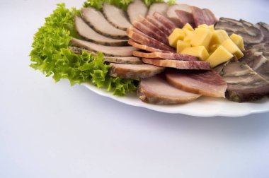 Sosis pişmiş et ve et roll üzerine hafif bir arka plan ile