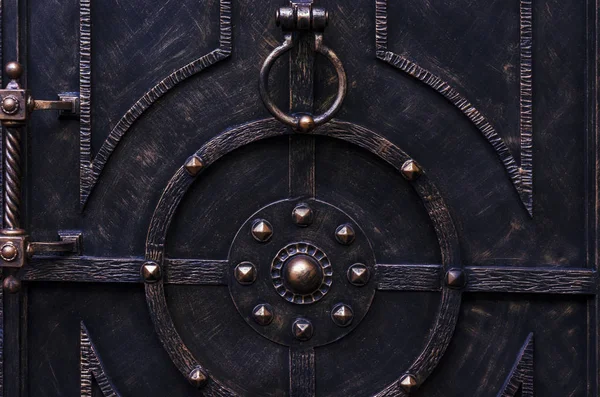 Enfes sahte elemanları ile metal kapı dekorasyon