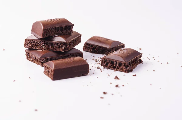 Hafif Bir Arka Plan Üzerinde Gözenekli Çikolata Dilim — Stok fotoğraf