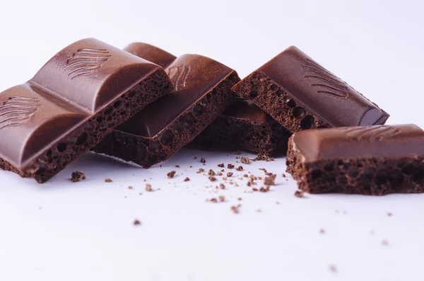 Sütlü Çikolata Hafif Bir Arka Plan Üzerinde Dilim — Stok fotoğraf