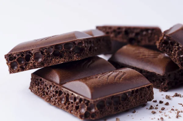 Gözenekli Sütlü Çikolata Kırıntıları Ile Makro Fotoğrafçılık — Stok fotoğraf