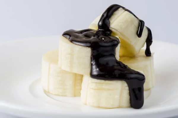 Adet muz çikolata sır hafif bir arka plan üzerinde bulunmaktadır