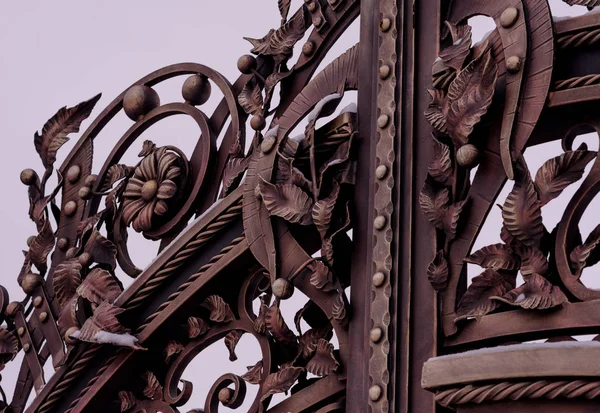 Sahte gates. Metal kapı dekorasyon unsurları