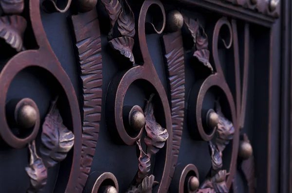 Metal kapılar süslüyor öğeleri