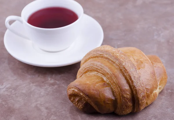 Xícara Branca Chá Frutas Croissant Com Chocolate — Fotografia de Stock