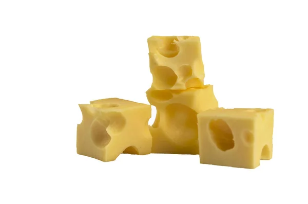 Твердые кубики сыра на белом фоне — стоковое фото