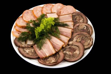 Salata ve siyah bir zemin üzerine dereotu ile dekore et, pastırma ve sucuk,