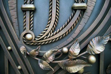 Demirci iş. Dövme metal kapılar işlenmesi unsurları