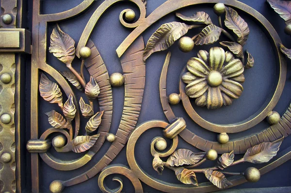 Ferforje çiçekleri ile Dekoratif metal geçit