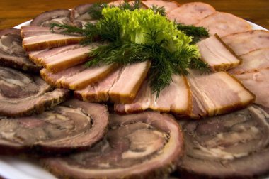 Salata ve beyaz tabakta dereotu ile dekore et, pastırma ve sucuk,