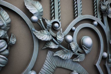 Koyu tonlarda sahte elemanları ile metal kapılar