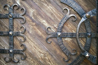 Koyu tonlar güzel dekoratif dövme elemanları ile ahşap kapı