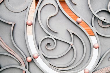 Metal geçit dövme, dekoratif unsurları