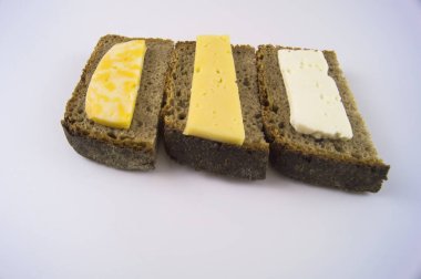Diyet yiyecek. Siyah peynir çeşitleri ile ekmek