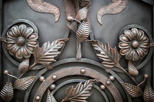 Dekorasyon dövme metal kapılar, unsurları ile çiçek ve yaprakları