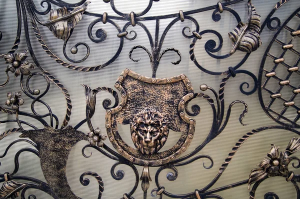 Sahte gates unsurları bir aslan başı görüntü ile