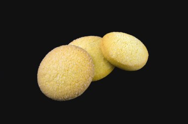 Karanlık bir arka plan üzerinde çıtır kurabiye