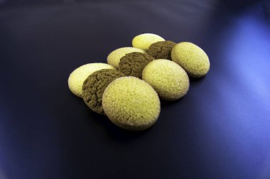 Koyu arkaplanda mısır ve yulaf unu kurabiyeleri