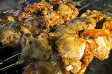 Sıcak, büyük tavuk parçaları ızgara